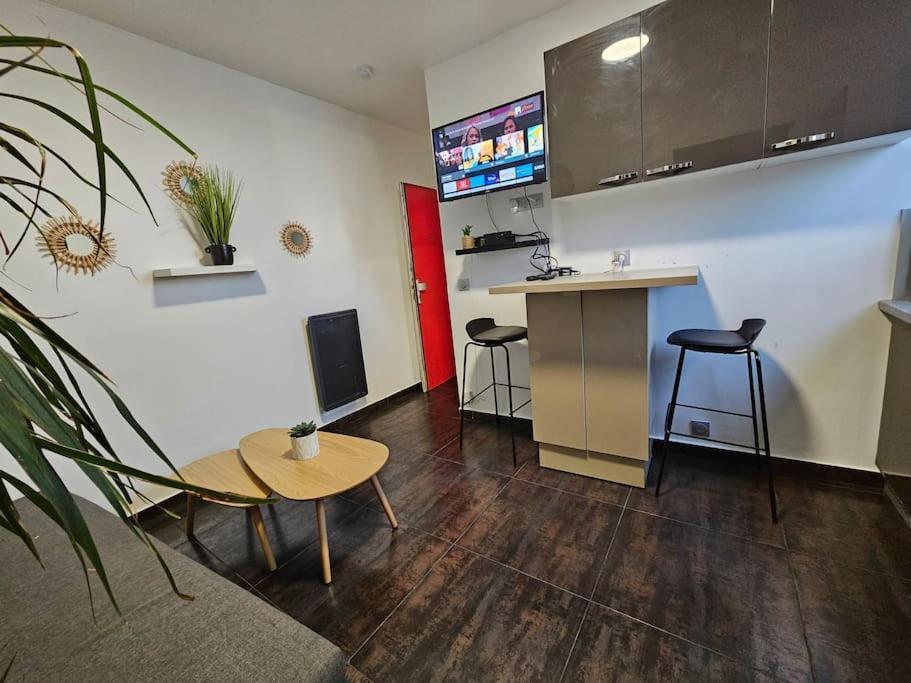 Proche Metro Paris Appartement *